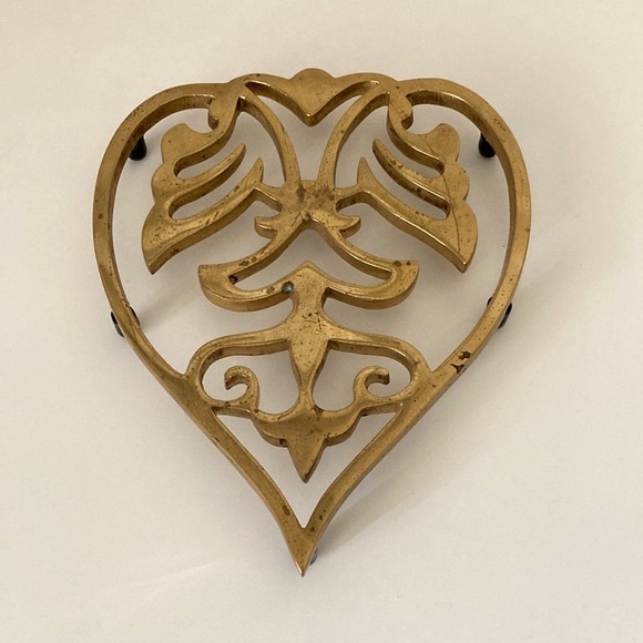Vintage Brass Heart Trivet with Rubber Feet covers Valentine’s Day Love Gift - Picture 1 of 10